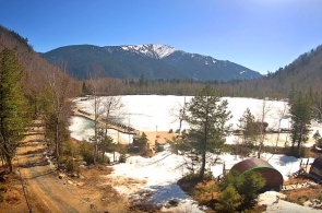 Ecoparque de los lagos en Snezhnaya. Vista del lago Skazka. Cámaras web de Baikalsk