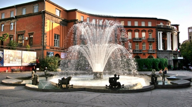 Charles Aznavour Square, fuente. Webcam de Ereván en línea