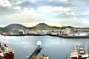 Vista de la ciudad desde el puerto. Webcams Heimaey
