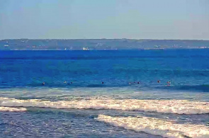 Canggu surfeando en la playa. Webcams Bali en línea