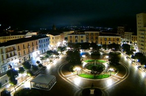 Plaza de la ciudad cerca del ayuntamiento. Cámaras web de Campobasso en línea