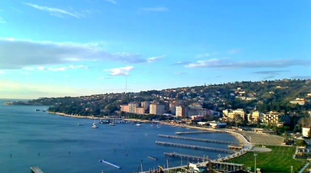 Vista de la playa desde el Hotel Metropol. Webcam de Portoroz en línea